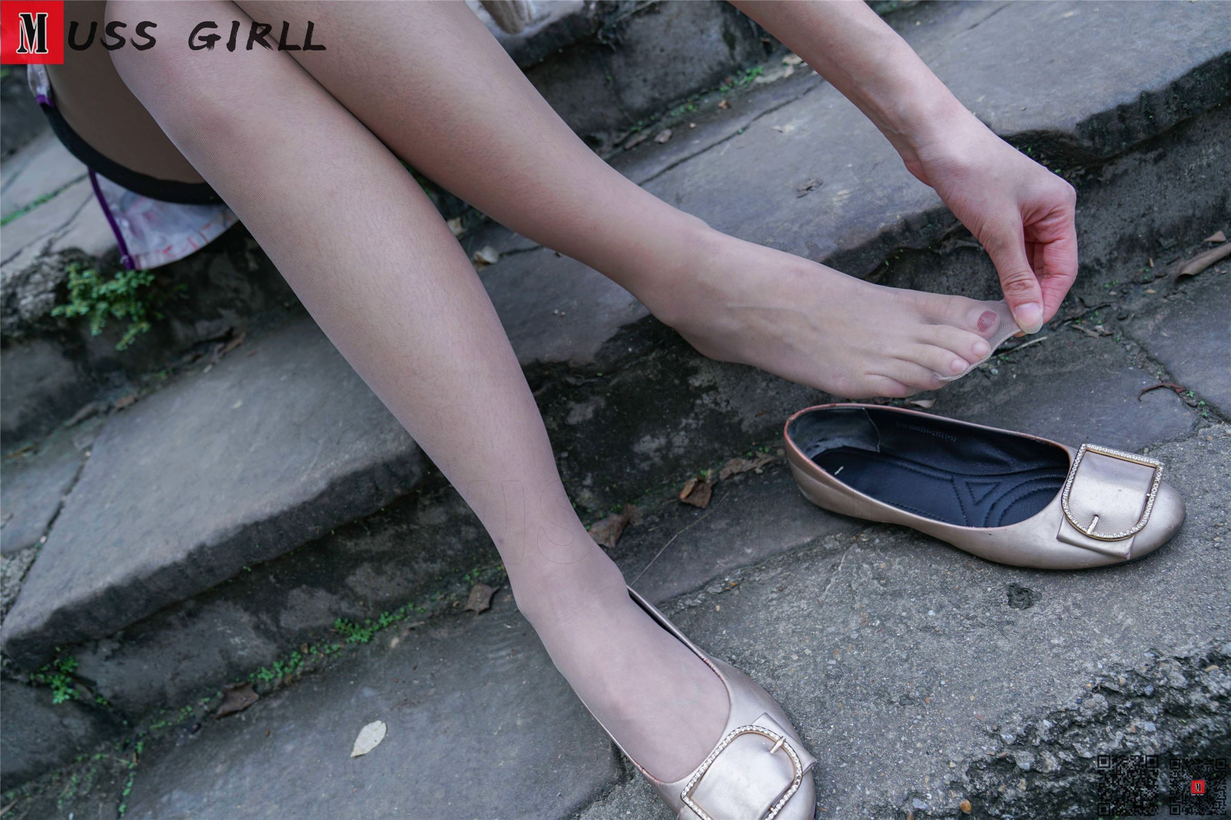 MussGirl慕丝女郎  NO.157 公园凉亭碎花旗袍